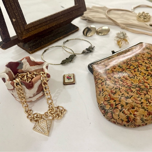 The Locket & Linen Collection - Picture 3 of 3